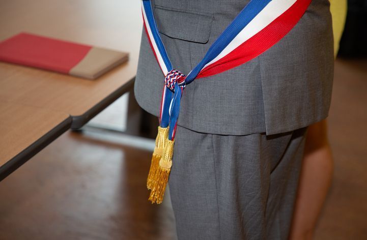 Dans les Bouches-du-Rhône, onze élus démissionnent après la mise en examen du maire pour viols