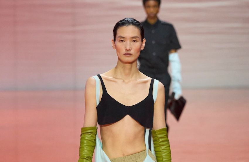 Effilochés, déconstruits, froissés : en 2026, on portera nos vêtements de manière étonnante