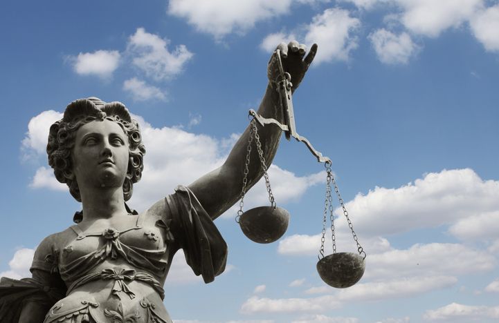 Une femme victime de violences conjugales fait condamner l'État pour ne pas lui avoir permis d'assister au procès.