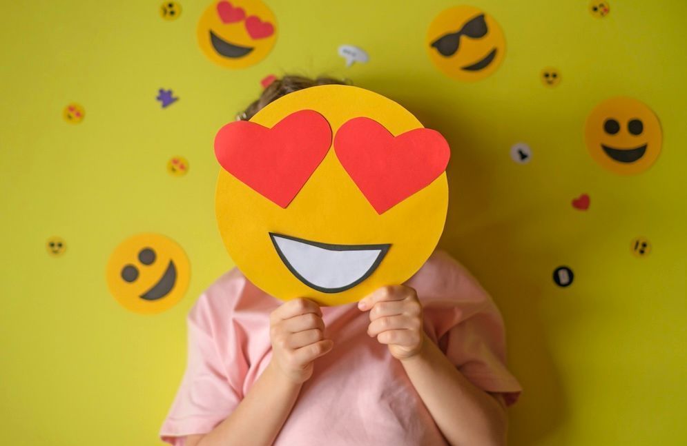 Pourquoi mettre un emoji sur la tête de son enfant ne le protège pas forcément des risques sur les réseaux