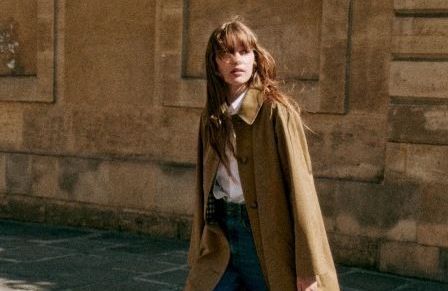 Voici le trench le plus vendu chez Sézane cet automne