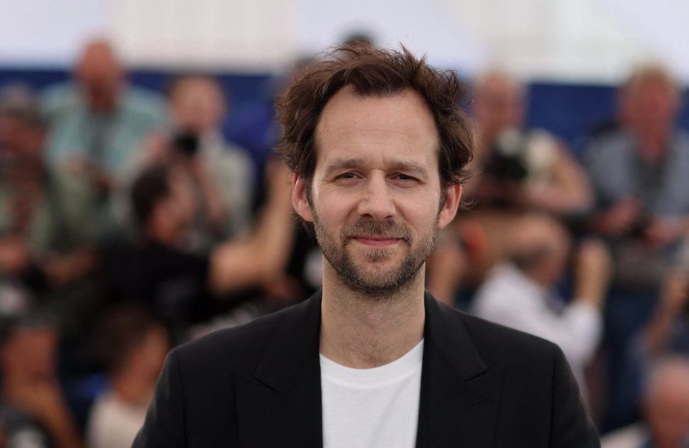 Affaire l’abbé Pierre : Benjamin Lavernhe, qui incarne le prêtre dans un biopic, réagit au scandale