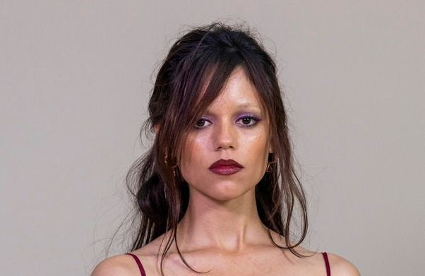 Fard à paupières lilas et bouche bordeaux : le combo make-up osé (et réussi) de Jenna Ortega chez Givenchy