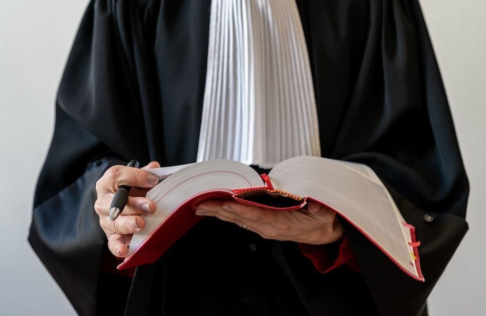 Quatre avocats stagiaires écartés de leur cabinet après des propos racistes