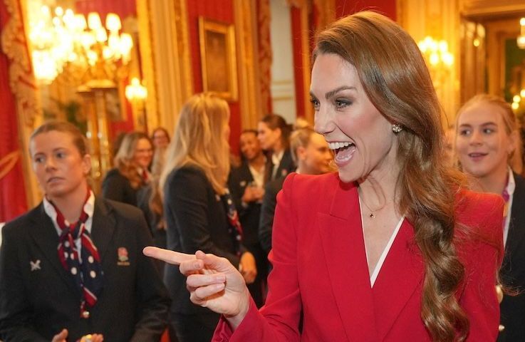 Avec son costume rouge vif, Kate Middleton annonce déjà la couleur phare de 2026