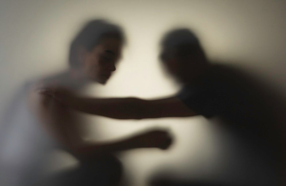 Une femme jugée pour le meurtre de son mari : entre violences passées et légitime défense