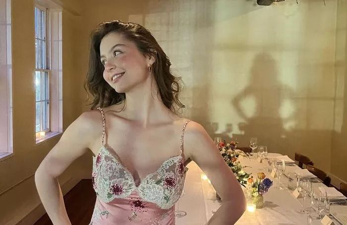 Carys, la fille de Catherine Zeta-Jone, fête ses 21 ans dans une slipdress portée par sa mère en 1999