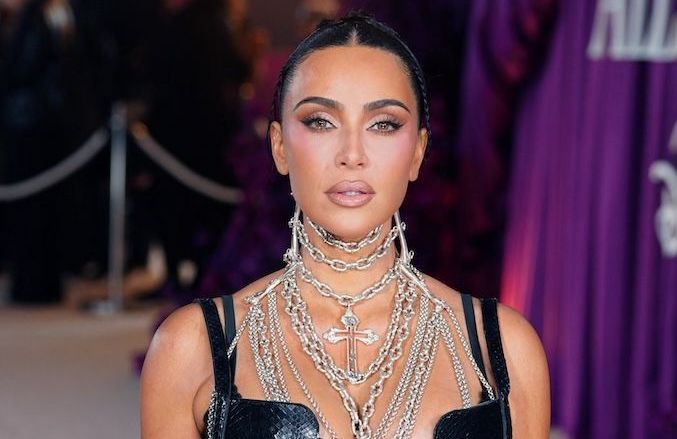 Le look qui affole la toile : Kim Kardashian ose la naked dress pour un dîner en tête-à-tête avec Lewis Hamilton