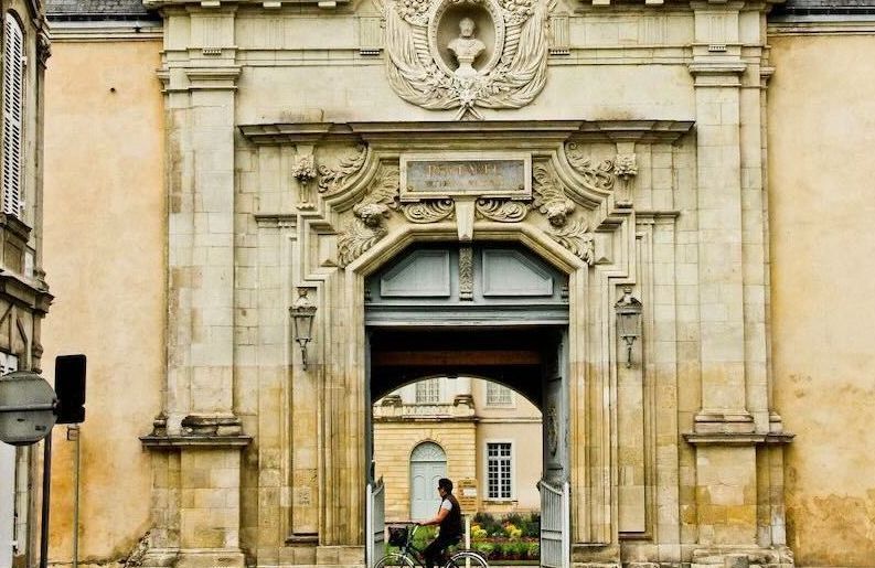 Mort d’un ex-enseignant de lycée militaire accusé de viols : cette piste privilégiée par les enquêteurs