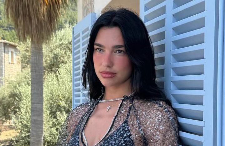 French manucure : Dua Lipa revisite ce classique d’une manière étonnante pour les vacances