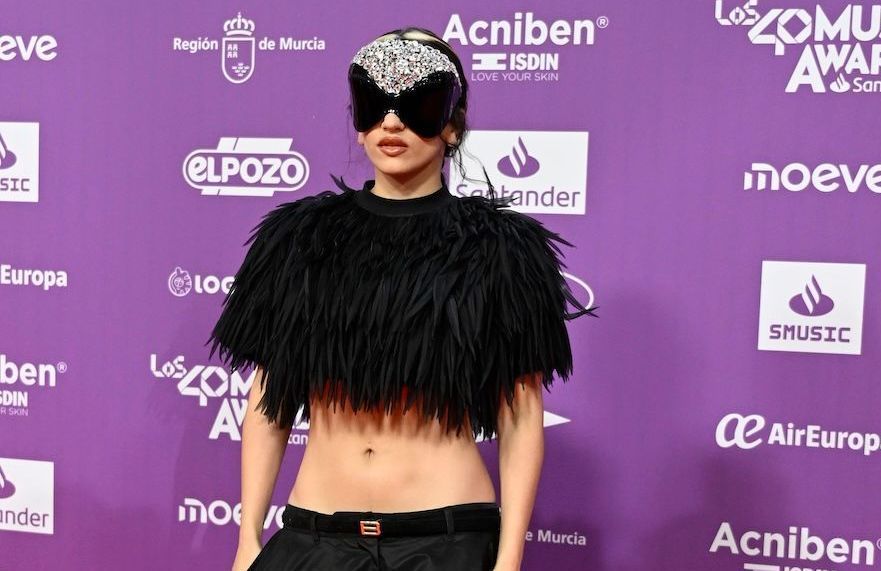 Lunettes chauve-souris, masques en cristal et silhouette théâtrale : le look de Rosalía fait sensation sur les réseaux sociaux