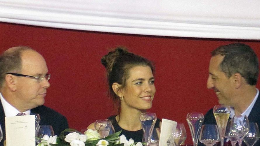 Gad Elmaleh évoque comme rarement la rencontre entre sa mère marocaine et son ex, Charlotte Casiraghi à Monaco