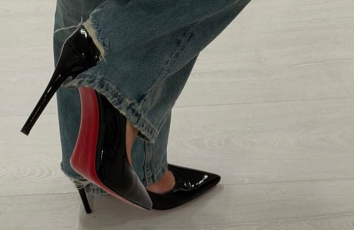 « Stuck heel » : quelle est cette tendance inattendue qui réinvente la façon de porter son jean et ses escarpins ?