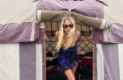 Kate Moss : sa fille Lila Moss recrée son look iconique au Festival de Glastonbury