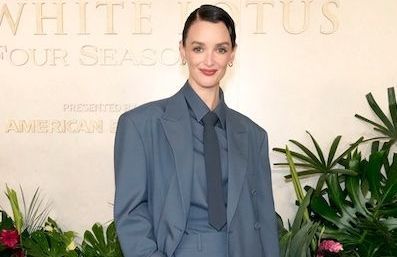 Charlotte Le Bon, chic et puissante en costume-cravate à la soirée « The White Lotus »