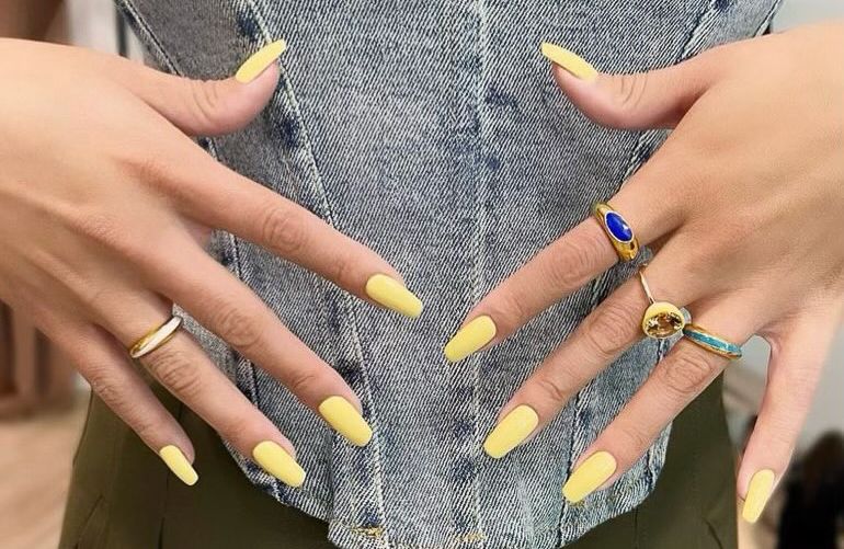 « Lemon nails » : la manucure la plus vitaminée de l’été
