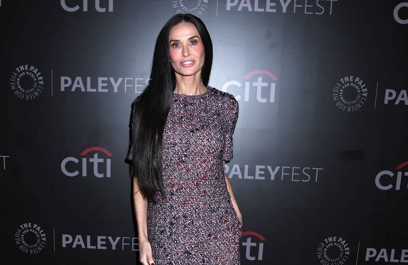 Robe en tweed et bottes cavalières sur tapis rouge : Demi Moore en a-t-elle fini des looks grand soir ?