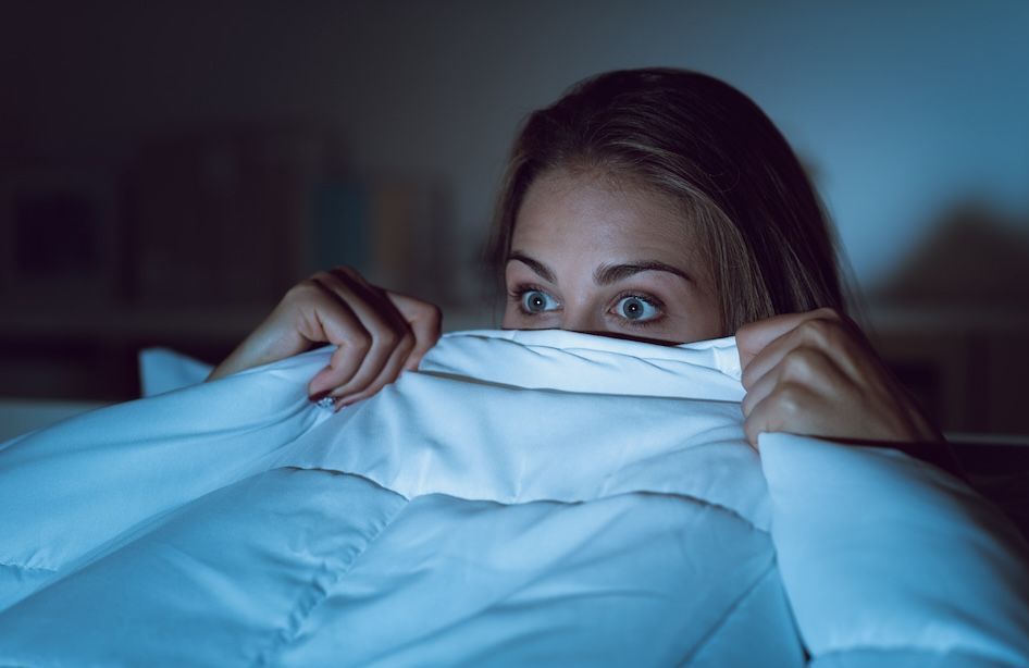 Alertée par des ronflements, elle découvre sous son lit… son ex qui avait interdiction de l’approcher