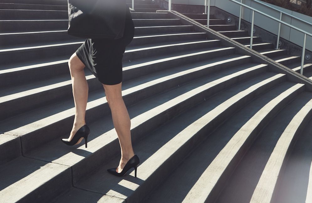 Des mini-caméras sur les chaussures pour filmer sous les jupes : le voyeurisme 2.0 affole les réseaux