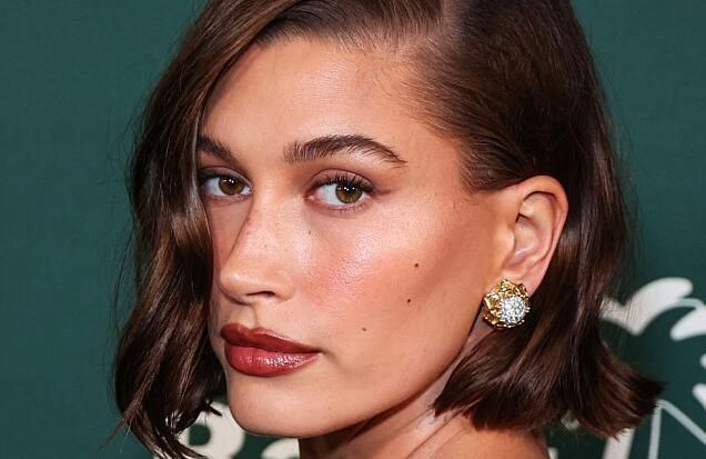 Hailey Bieber : elle révèle sa technique pour repulper les lèvres grâce au maquillage