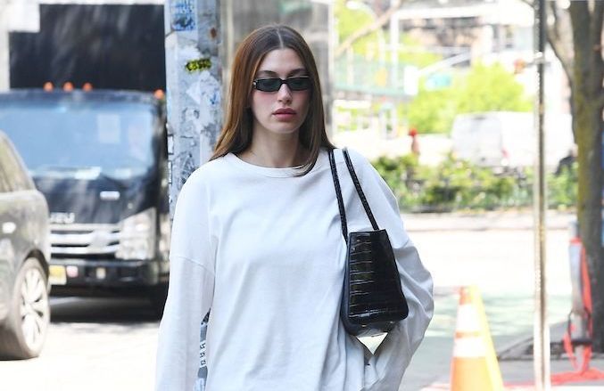 Pour être à la fois élégante et confortable tout l’été, Hailey Bieber a trouvé la hauteur de talon idéale