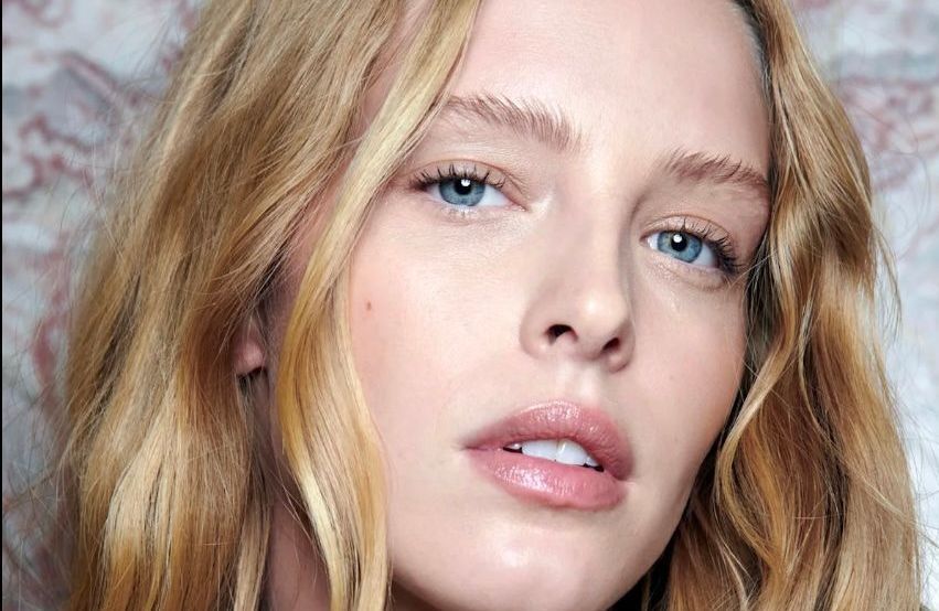 « Blond français » : la tendance capillaire que tout le monde va adopter à l'arrivée des beaux jours