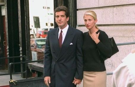 Pourquoi la garde-robe de Carolyn Bessette-Kennedy reste l’un des plus grands mystères de la mode ?