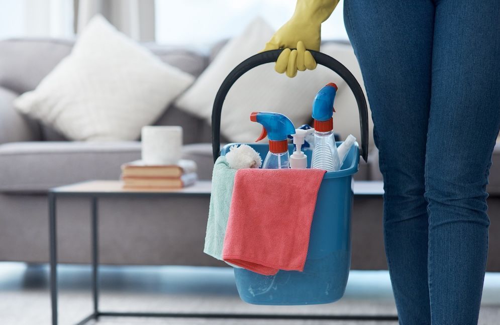 Du produit nettoyant dans les bouteilles de vin : une nourrice jugée pour avoir intoxiqué ses employeurs sur fond d’antisémitisme
