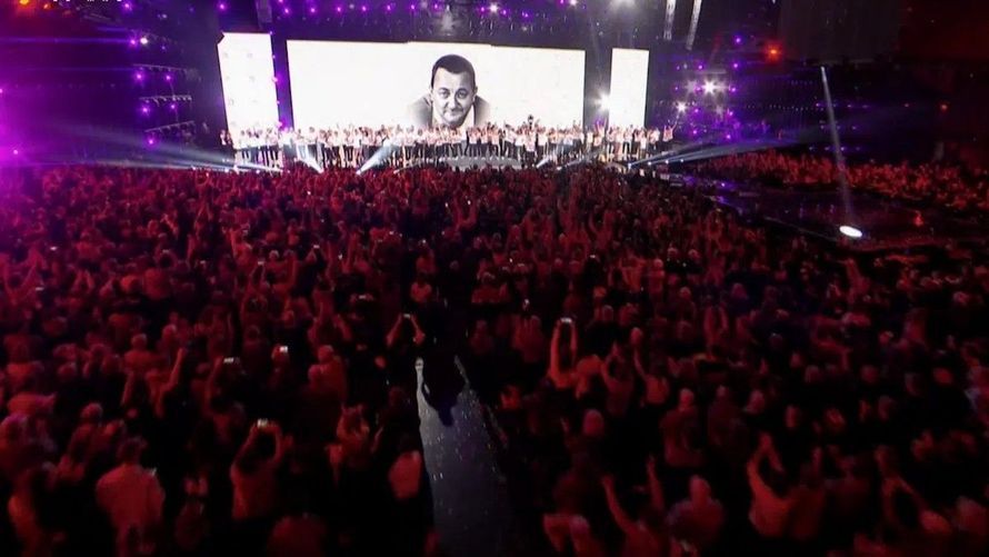 “J’ai le jean tout mouillé” : Claudio Capéo et Patrick Bruel tétanisés aux Enfoirés 2024, cette séquence qui a failli dégénérer