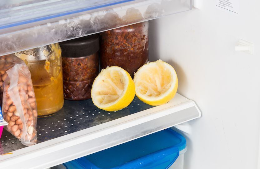 Odeurs dans le réfrigérateur : Découvrez les pouvoirs insoupçonnés de 3 aliments pour désodoriser