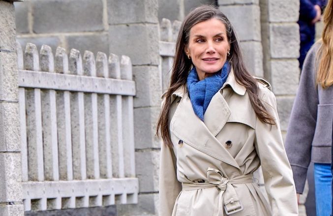 En gilet bleu marine, Letizia d’Espagne dévoile son nouveau coup de cœur de cette marque française