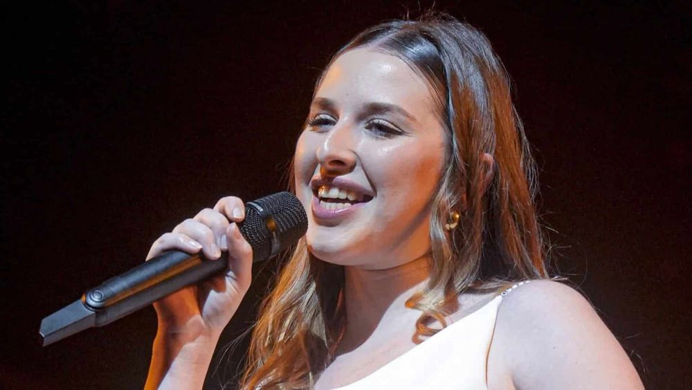 Héléna Bailly : accident sur scène, ses fans viennent à son secours !