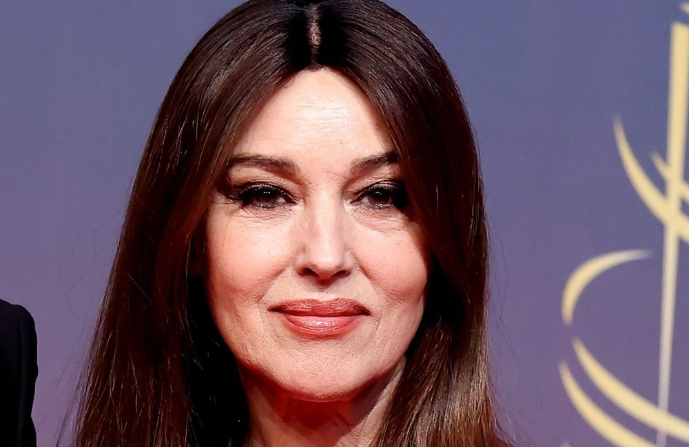 Monica Bellucci illumine sa chevelure avec un brun clair sophistiqué