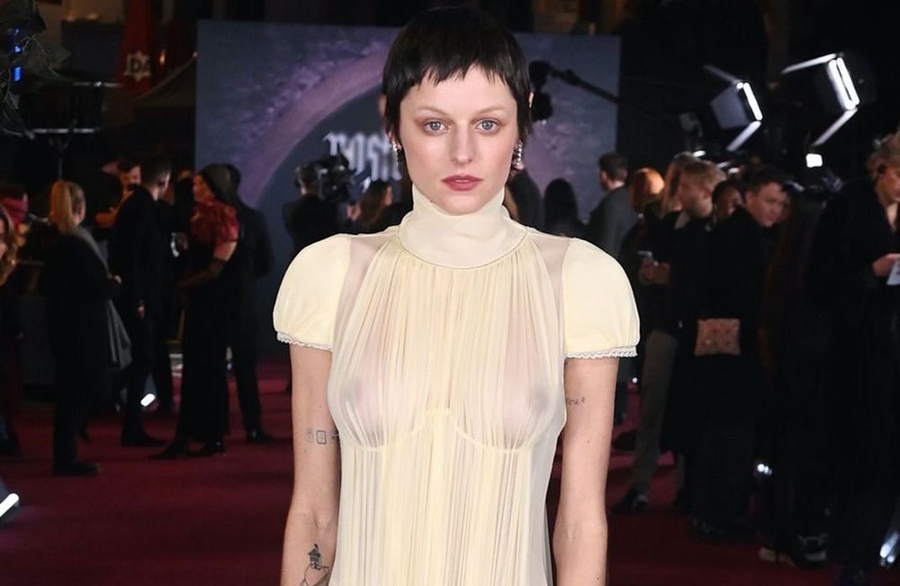 En robe transparente Alexander McQueen, Emma Corrin fait sensation à la première de « Nosferatu » à Londres