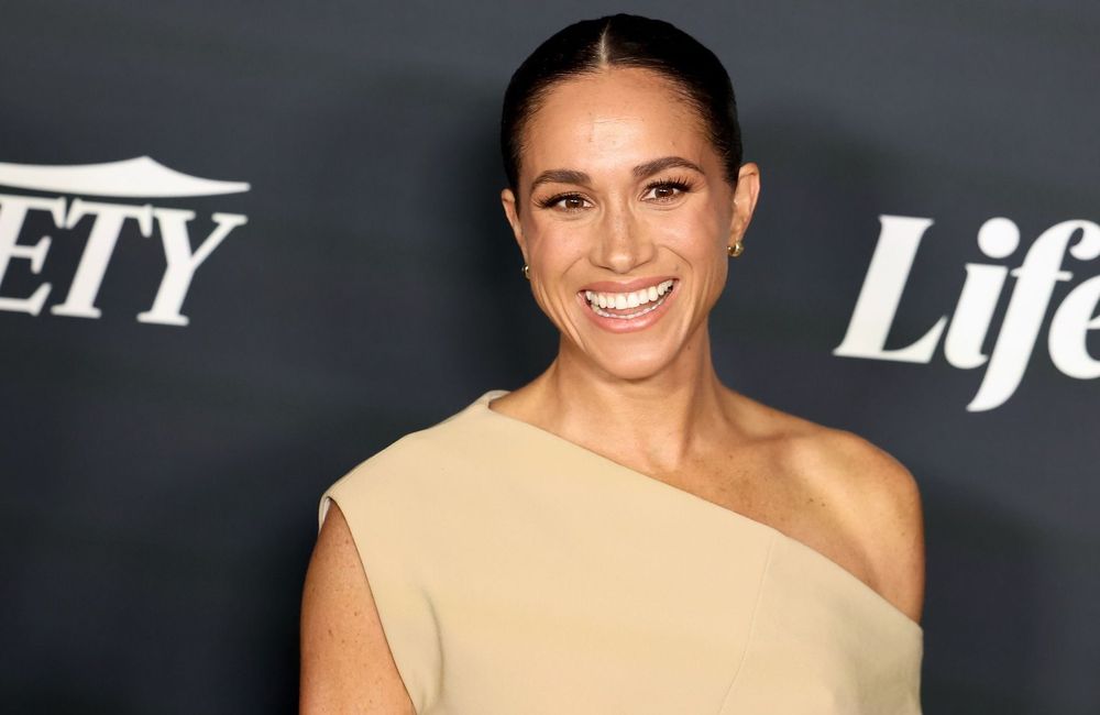 En pull bordeaux et pantalon rose, Meghan Markle mise sur le combo le plus doux de la rentrée