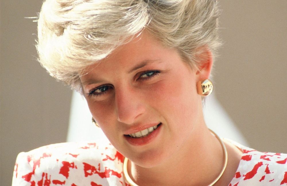 Ces boucles d’oreilles phares des années 80 sont de retour en 2024