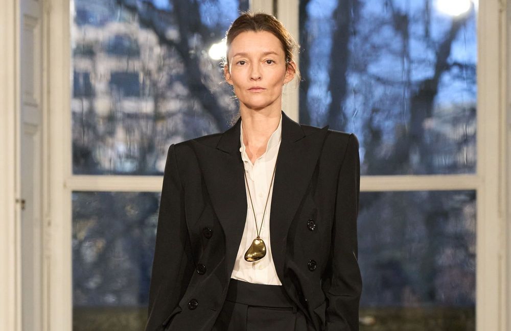 Ce collier sculptural offre un doux retour dans les années 90