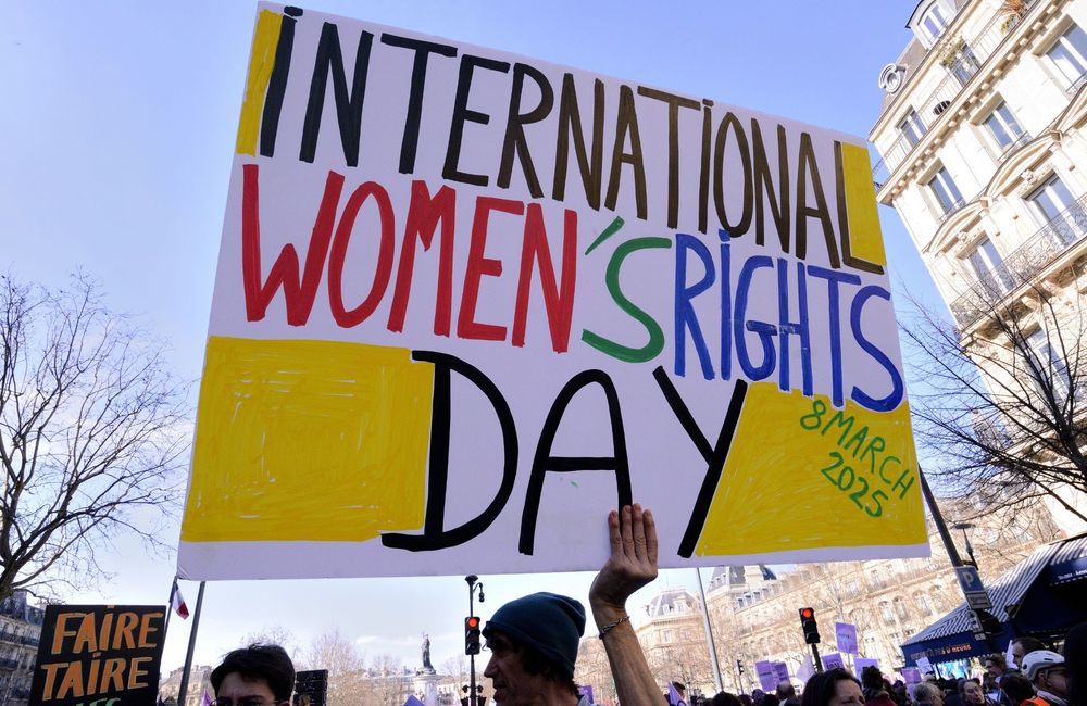 L'édito de ELLE : au nom des droits des femmes, résistons !