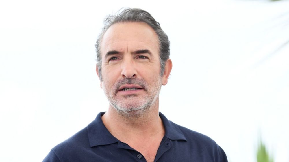 "On est taxé de fachos" : Jean Dujardin (53 ans), franchouillard assumé, fait une mise au point salée sur ce sujet brûlant en France