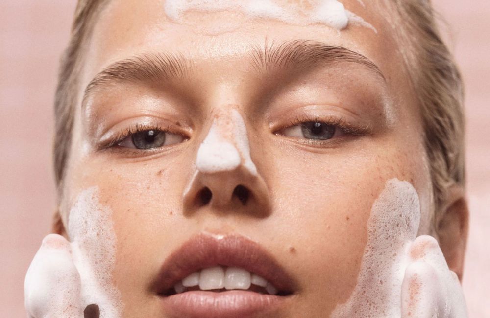 Se laver le visage à l’eau salée : pourquoi ce phénomène explose sur les réseaux (et inquiète les dermatologues)