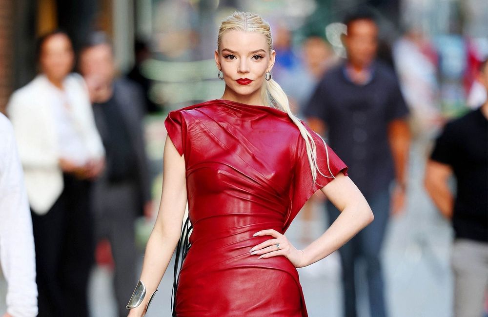Sans culotte et en robe à la fente vertigineuse, Anya Taylor-Joy sulfureuse à New York