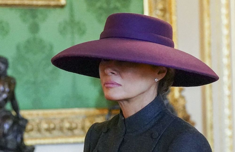 À Windsor, Melania Trump intrigue avec son chapeau dissimulant une partie de son visage