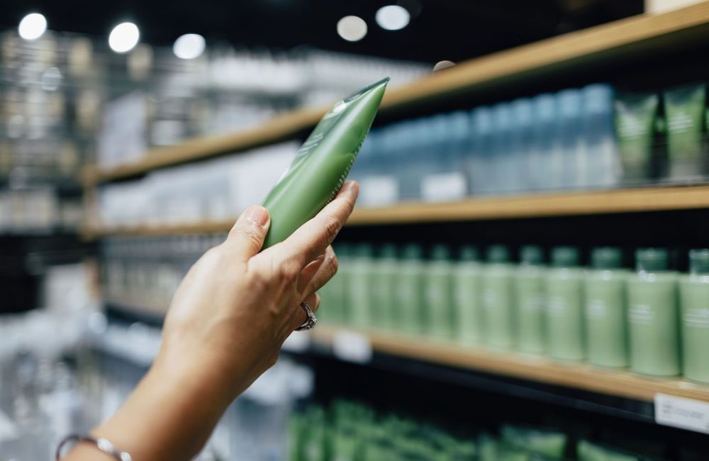 PFAS dans les cosmétiques : dans quels produits peut-on retrouver les polluants éternels ?