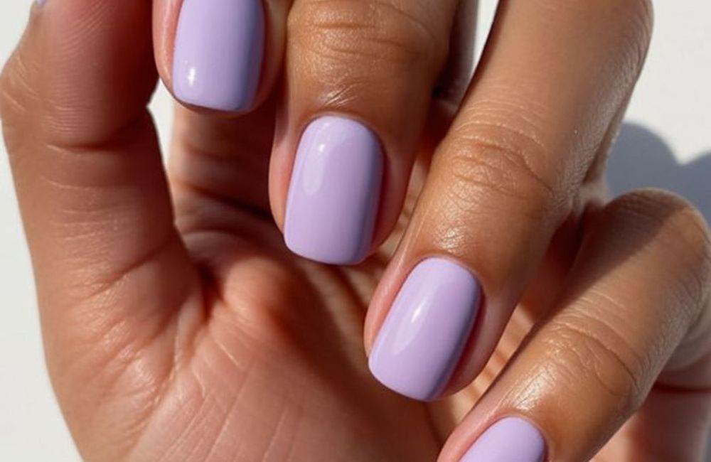 Après le jaune beurre, voici la couleur pastel qui va envahir nos ongles cet été
