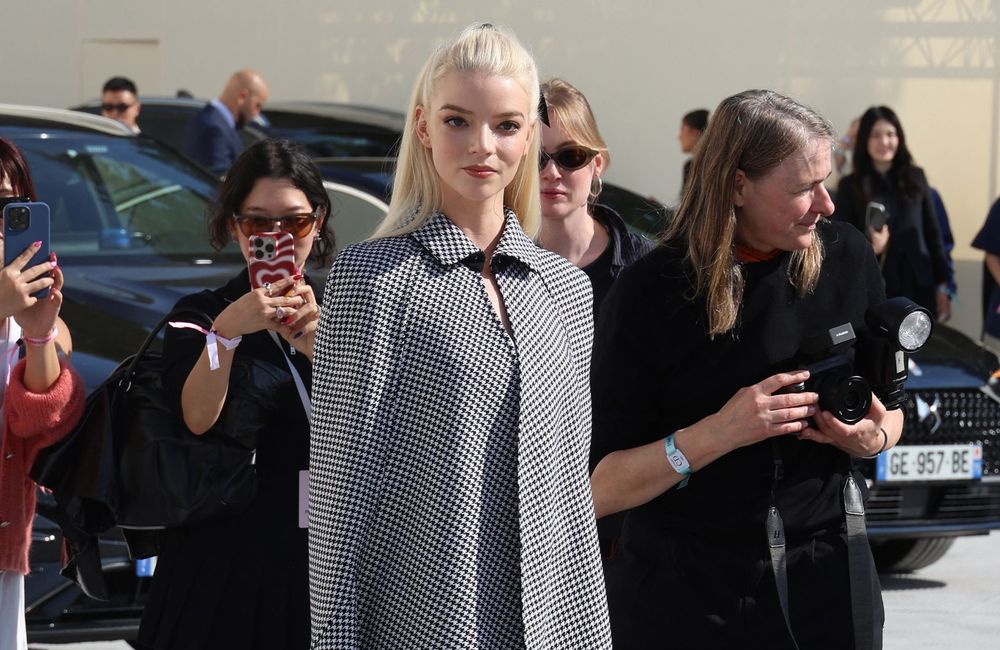 Voici le détail que l’on emprunte volontiers à Anya Taylor-Joy pour accessoiriser notre demi-queue