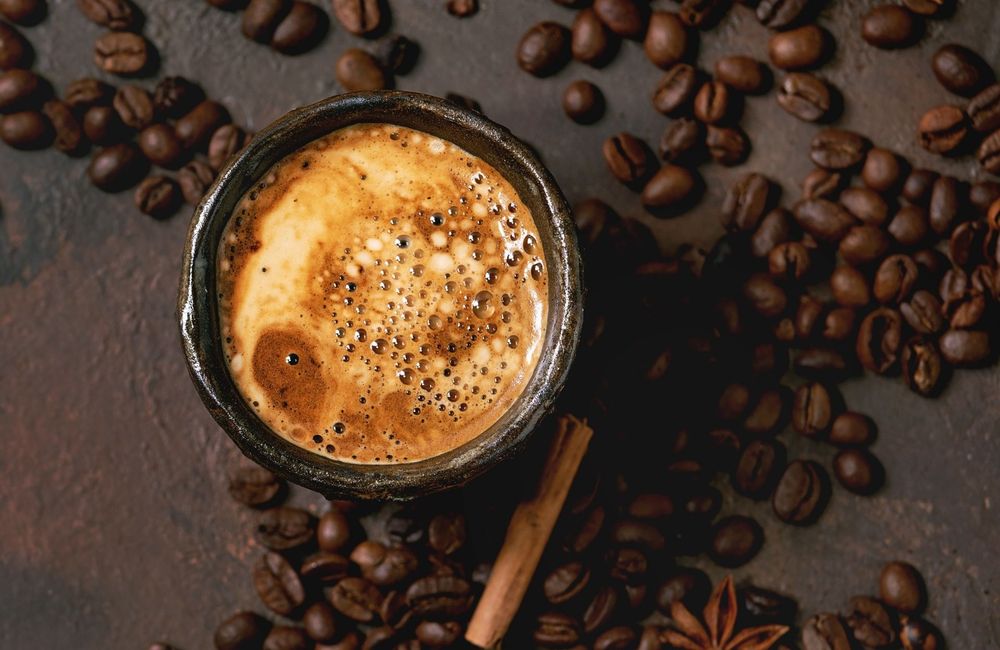 Pourquoi les parfums au café sont la nouvelle obsession de la Gen Z ?