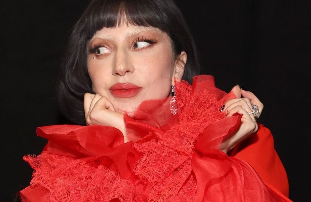 À New York, Lady Gaga donne une aura rock à son blazer XXL en le portant très court