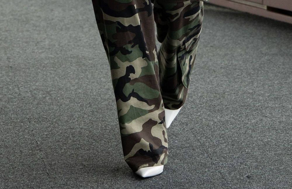 Ce pantalon bien particulier revient remplacer nos éternels jeans bleus