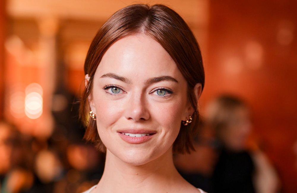 De la coupe à la garçonne au carré court : Emma Stone signe la coiffure la plus copiée du moment