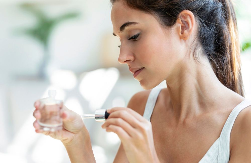 Cette astuce va changer la façon dont vous appliquez votre parfum